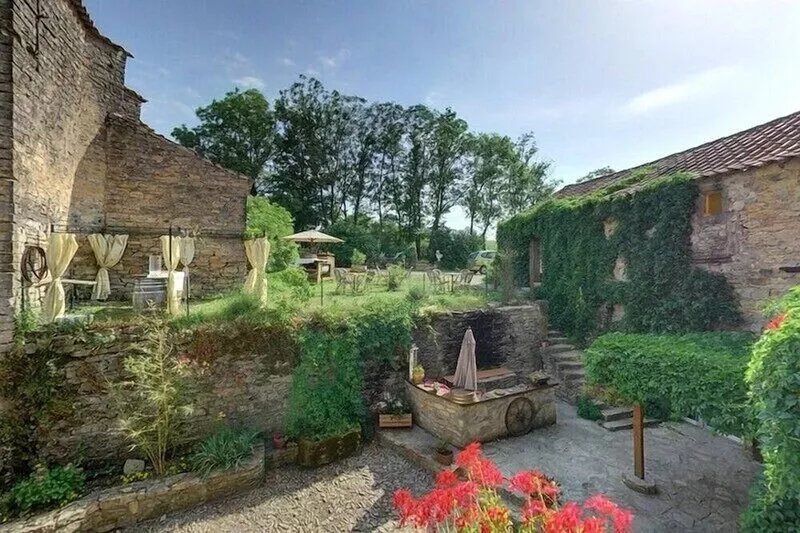 THE FIELD OF FARM FORTIFIED Alcapies SOUTH AVEYRON (CAVE OF BLUE CHEESE)