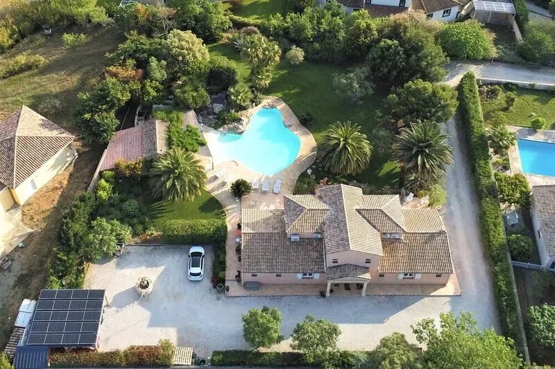 3300 m2 property, dominant view, 130 m2 lagoon pool and Jacuzzi.