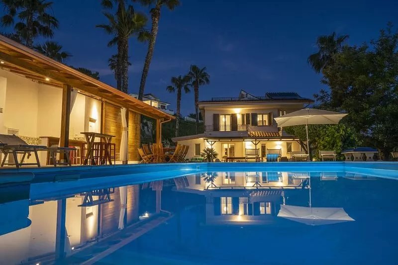 Villa Anna, for 10/13 people, with private pool and near the beach