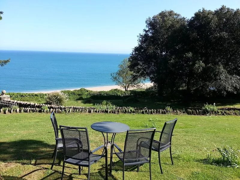 Lodge house in beautiful grounds with breathtaking sea views