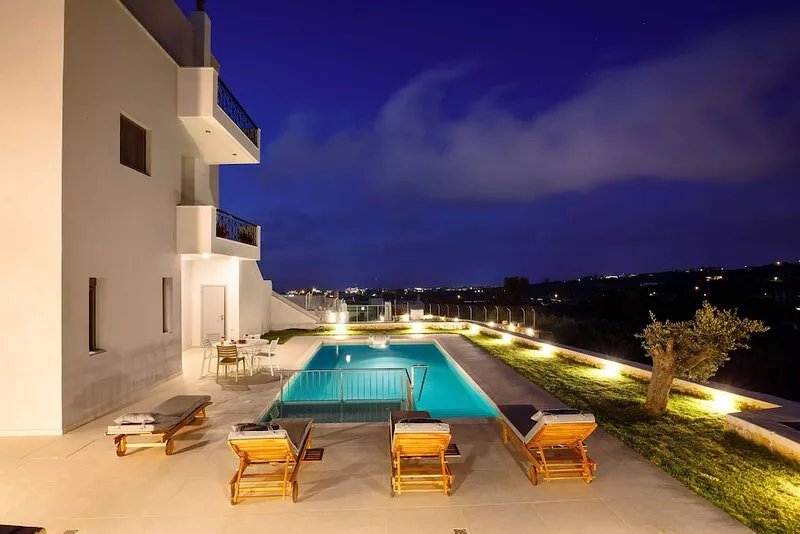 New apartment with private pool, close to the beach and the town of Rethymno.