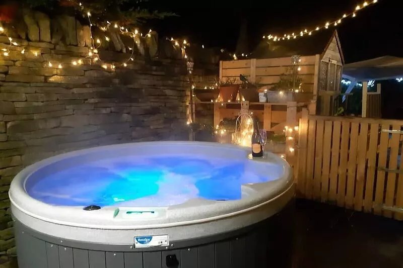 Cotswold Retreat with Private Hot Tub