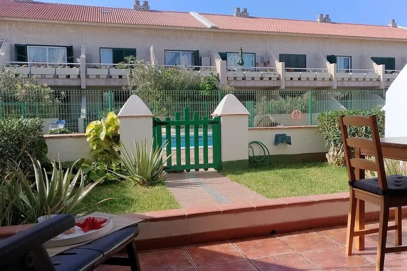 Apartment with terrace and private pool access,WiFi Free, near shops & services