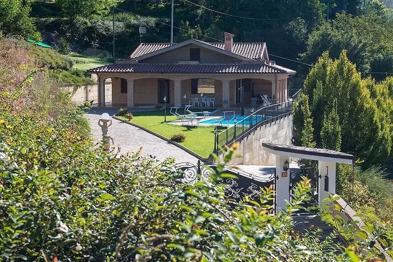Bright villa with wonderful views of the Sibillini mountains, private swimming