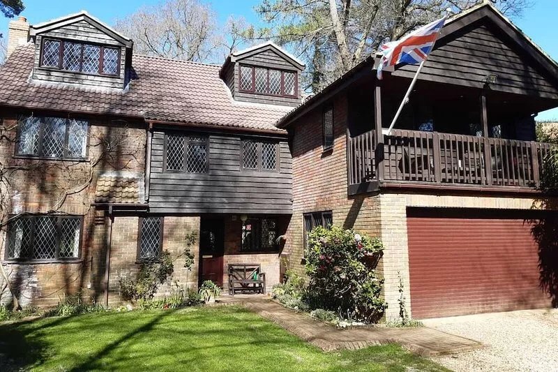 Birdsong sleeps 9 Secluded home nestled amongst trees but close enough to town