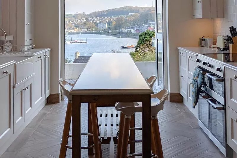 Beautifully appointed waterfront 4 bedroom house with private access to Woods