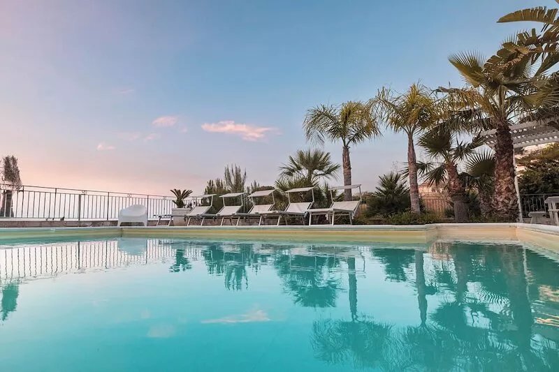 Villa with pool 3 bedrooms 3 bathrooms wifi max 10 beds 150 meters from the sea