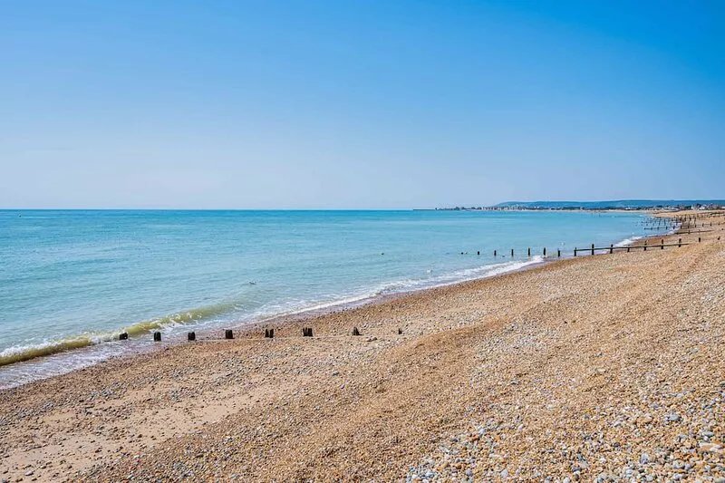 Spacious 4-Bed Beach Retreat for Families – Steps from the Shore in Pevensey Bay