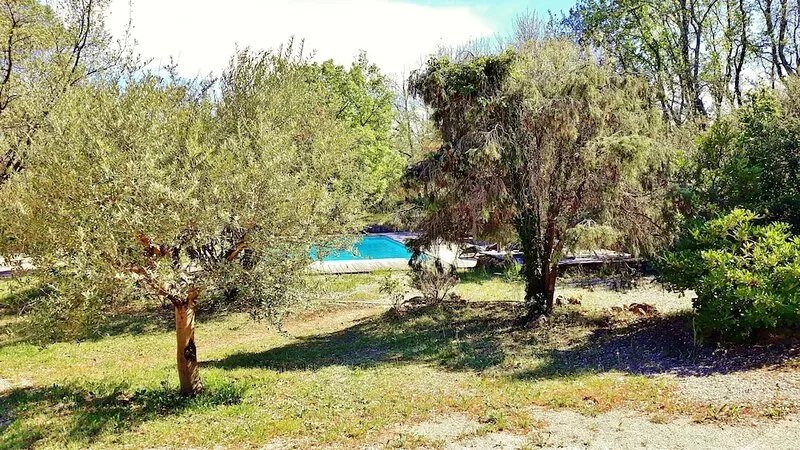 quiet villa, swimming pool and jacuzzi in the heart of green Provence.