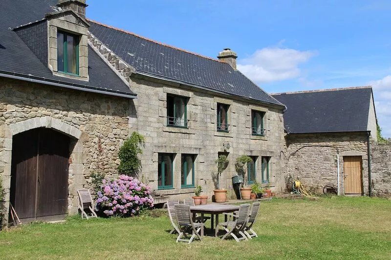Old farmhouse close to Locronan, ideal family,