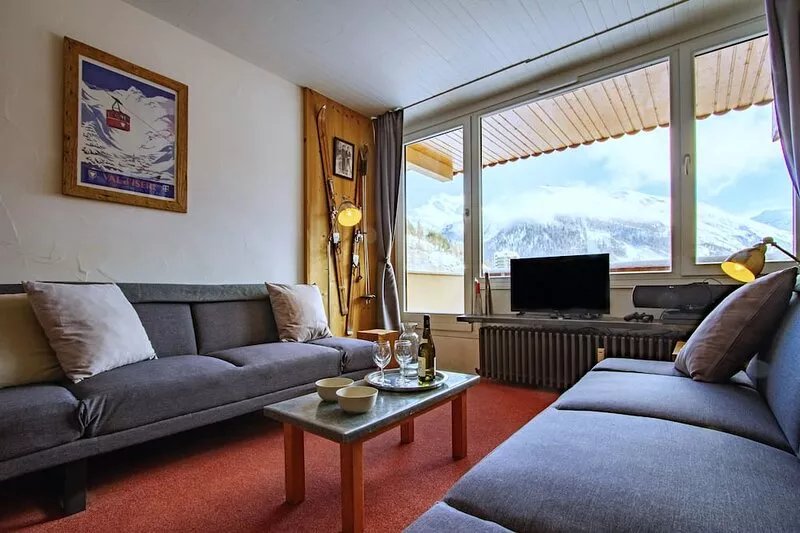 3 treated and sunny rooms in quiet residence, amazing mountain view
