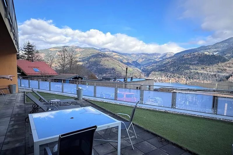 Beautiful 3 bedroom apartment with large terrace and lake views  �