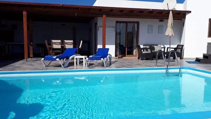 Family villa in Playa Blanca with Jacuzzi and playground.