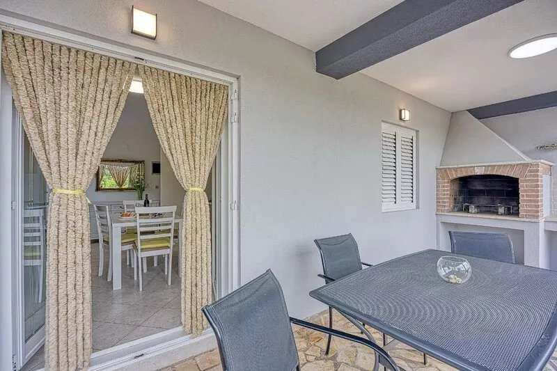 Apartment Mirjana for two people, quiet location, barbecue, pets welcome