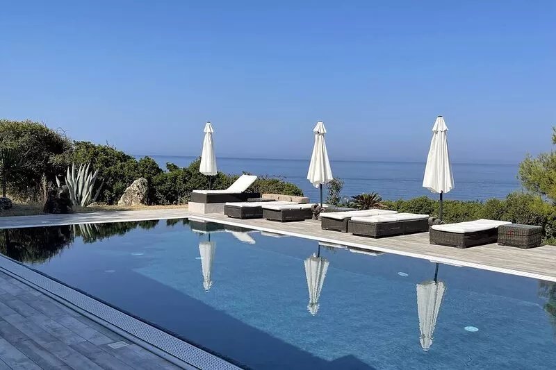 VILLA ON THE SEA WITH OUTDOOR POOL AND PRIVATE ACCESS TO THE SEA