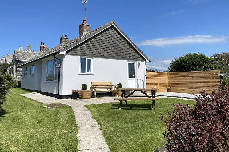 GREAT LOCATION  less than 5 minute walk to centre of Tintagel and Coastal Footpa