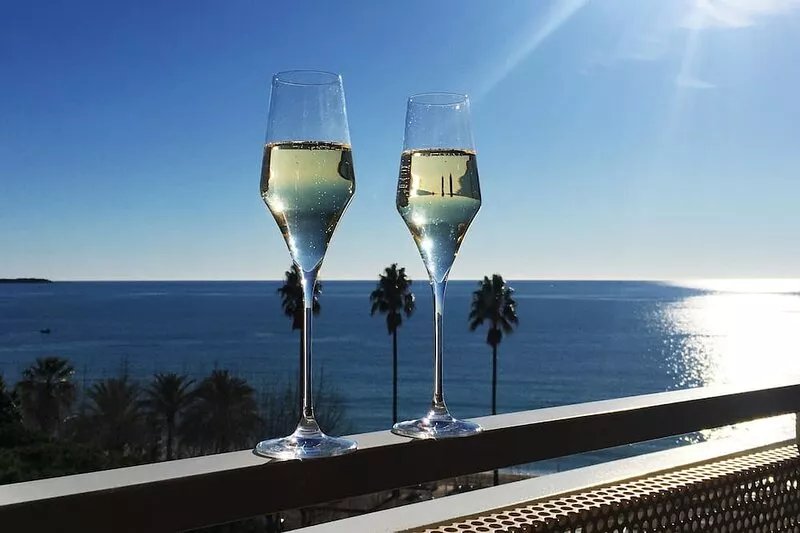 Sensational sea view, at the foot of the beaches and the port of Cannes