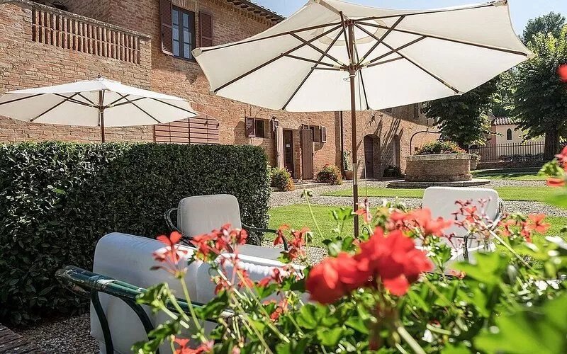 Villa Alba: A charming two-story villa situated in a quiet location, surrounded