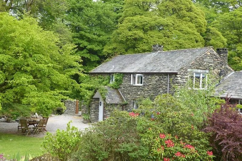 RIVERSIDE COTTAGE STUNNING LOCATION WITH HOT TUB ''CHRISTMAS DEAL ''