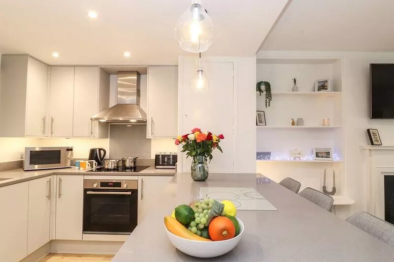THE BAY COTTAGE, pet friendly, character holiday cottage in Ambleside