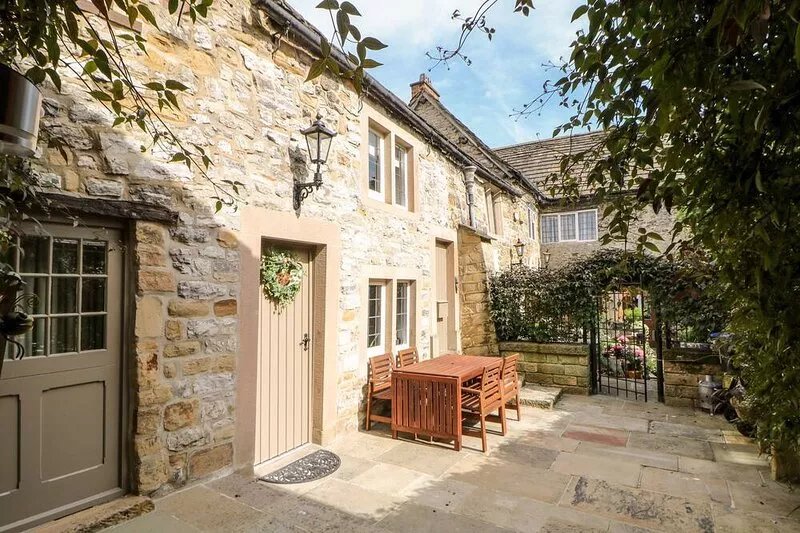 ROBIN'S NEST, pet friendly, character holiday cottage in Bakewell