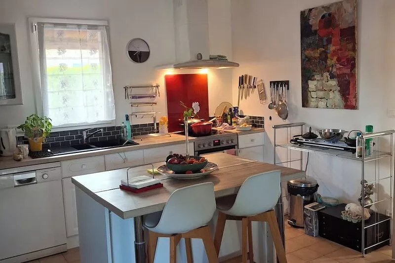 Villa 90m² ground floor 3 bedroom garden and jacuzzi 15 mins Aix-en-Provence