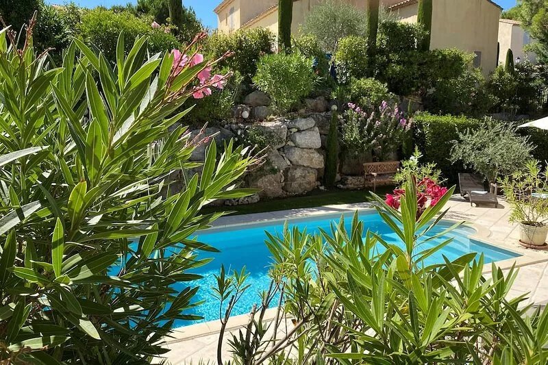 VILLA FULL OF CHARM WITH PIANO AND SWIMMING POOL HEATED ON GOLF PT-ROYAL PROVENC