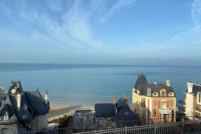 Facing the sea, renovated apartment 200 metres from the beach