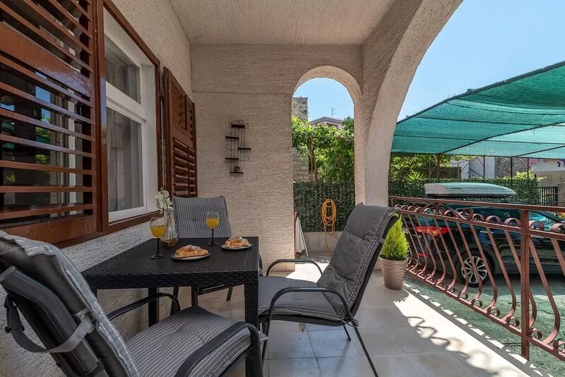Villa Mirella,Trogir 20 m from the sea, lovely apartment   'Aleera' 2+1
