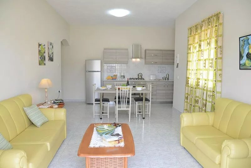 Spacious 2 bedroom sleep 5, swimming pool, AC/WiFi
