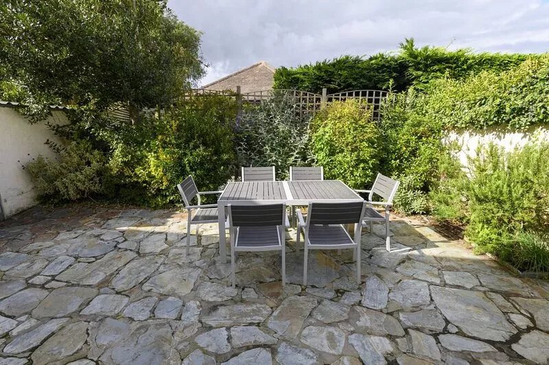 April Cottage -  a cottage that sleeps 6 guests  in 3 bedrooms