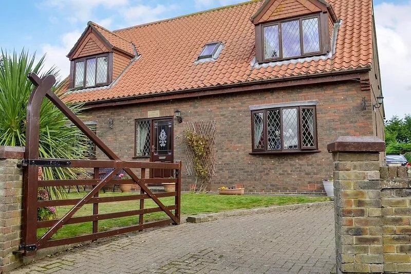 4 bedroom accommodation in Lebberston, near Filey