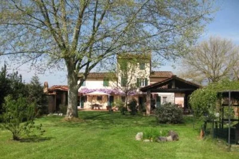 At 5 minutes from the Walls of Lucca and 10 from historic villas, the house is