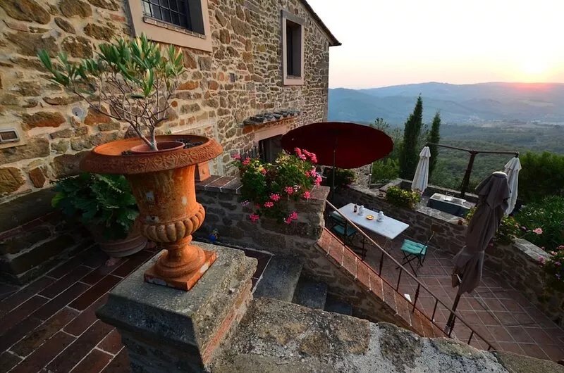 CHIANTI VINEYARDS OLIVE GROVES FOOD TASTINGS SCENIC VIEWS