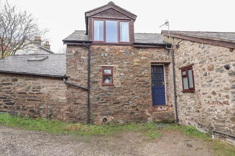 DOVETAIL COTTAGE, with a garden in Llangollen