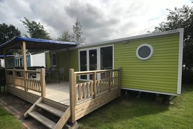 Colorful chalet with veranda, located in Friesland