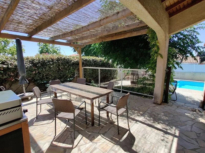 Pretty single storey villa with private and secure swimming pool 10 km from the