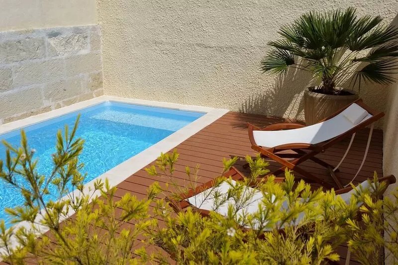 FULL HOUSE IN THE CITY CENTER WITH POOL AND GARAGE CLASSIFIED 4 STARS
