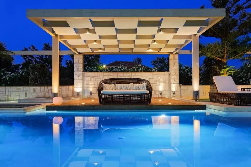 Waterfront Private Peaceful Luxury Family-Friendly ONLY 10 steps from the sea