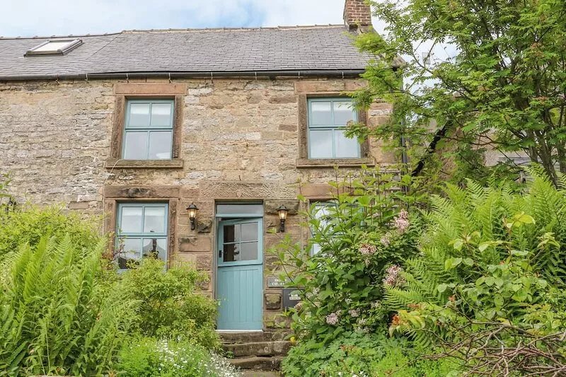 HOLLY COTTAGE, pet friendly, character holiday cottage in Winster