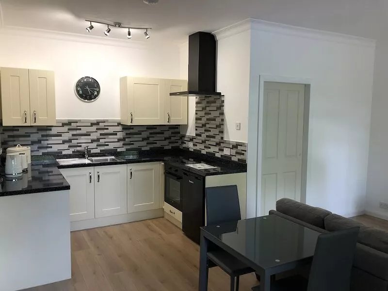 Spacious Studio Apartment with en-suite, full kitchen and private entrance