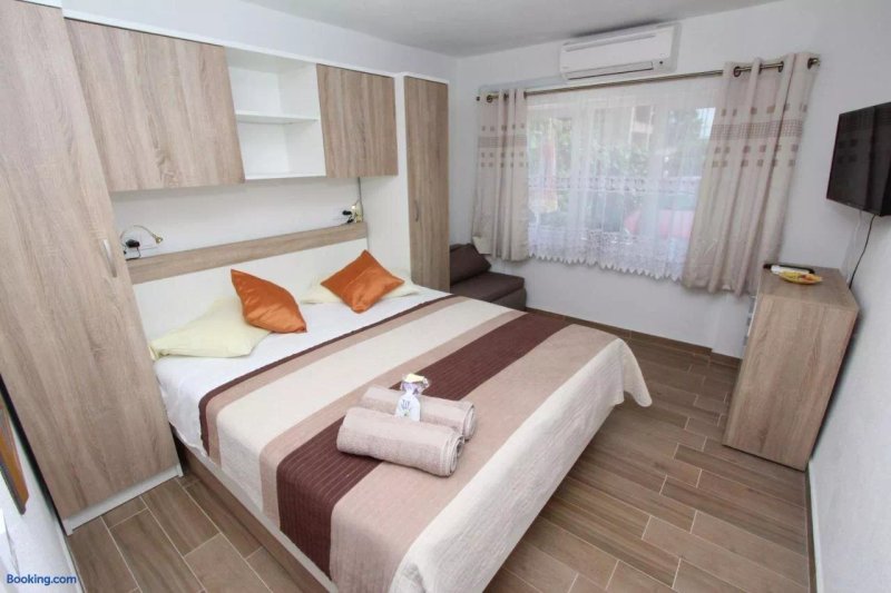 Rooms and Apartment Pina