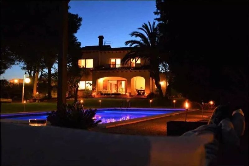 Villa Colibri. 12 minutes walk from Beaches/Center. 10 min./car from Sitges.