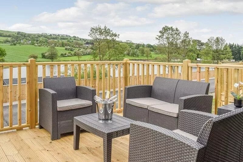 Luxury, 2 bed, pet-friendly lodge set on the side of a beautiful fishing lake.