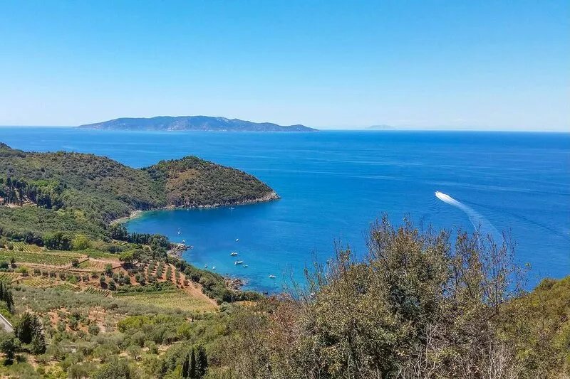 This practical vacation apartment is in a quiet location close to the sandy