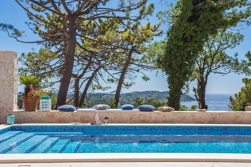 Villa Paradiso - luxury villa for 14 near Dubrovnik with a pool and sea views