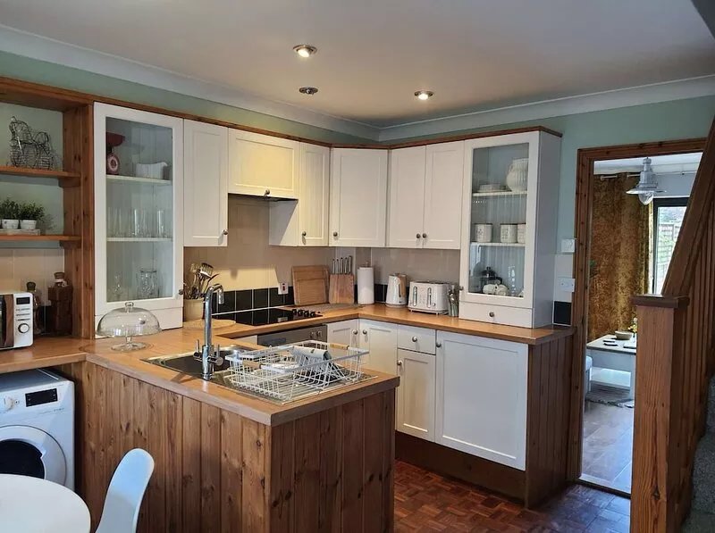 Country style, 2 bedroom house, private parking, city location