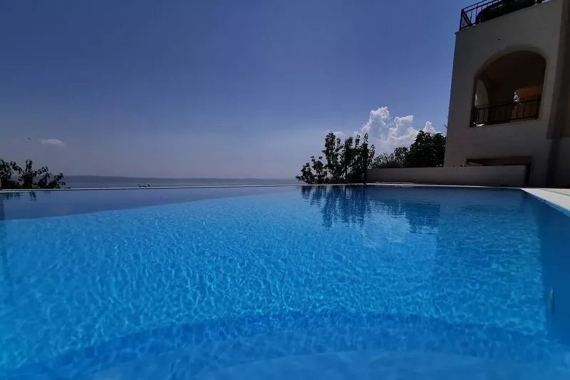 Holiday home with a heated pool with a beautiful view of the sea.