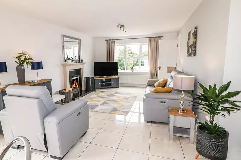 12 HILLVIEW, pet friendly, with open fire in Buncrana, County Donegal