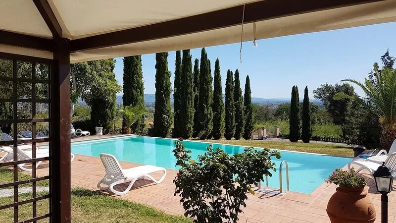 Montecarlo, 1.5 acres, private pool, walk to restaurants. WIFI  Close Lucca